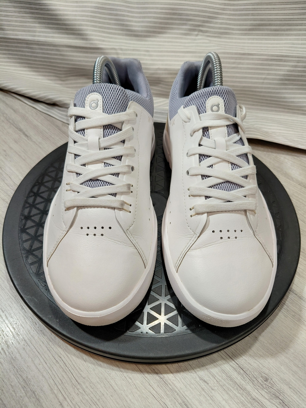 On Rrunning Womens Roger Advantage White Leather & Soft Lilac Everyday Shoe SZ 8 - Picture 3 of 12